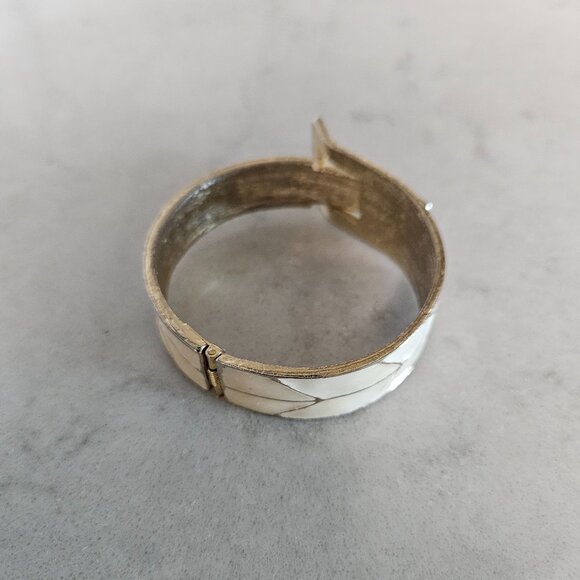 CREAM ENAMEL TURTLE PENDANT ON 23" LONG GOLD CHAIN WITH MATCHING CREAM BRACELET - Picture 15 of 16